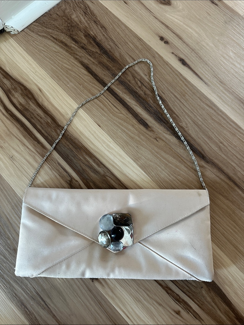 Elegant Cream Evening Clutch with Crystal Accent